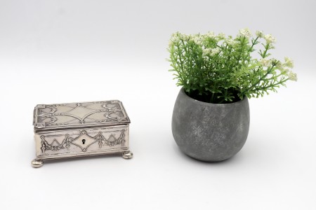 Guarda jóias em prata com elementos relevados assente em pés esféricos